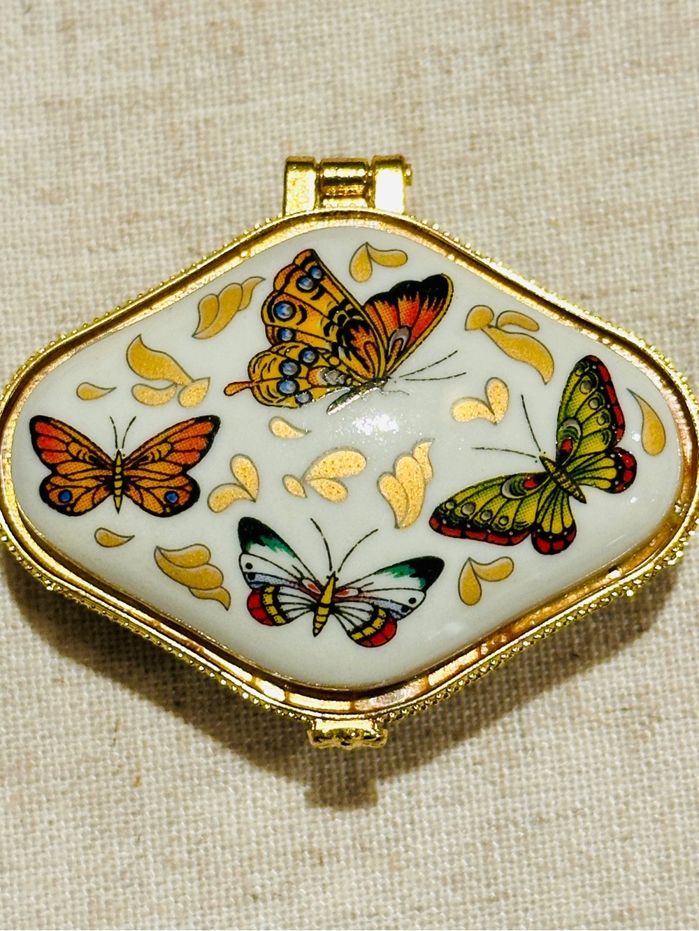 New Mini Butterfly Porcelain Trinket Box - Diamond Shape - Gold Flower Clasp